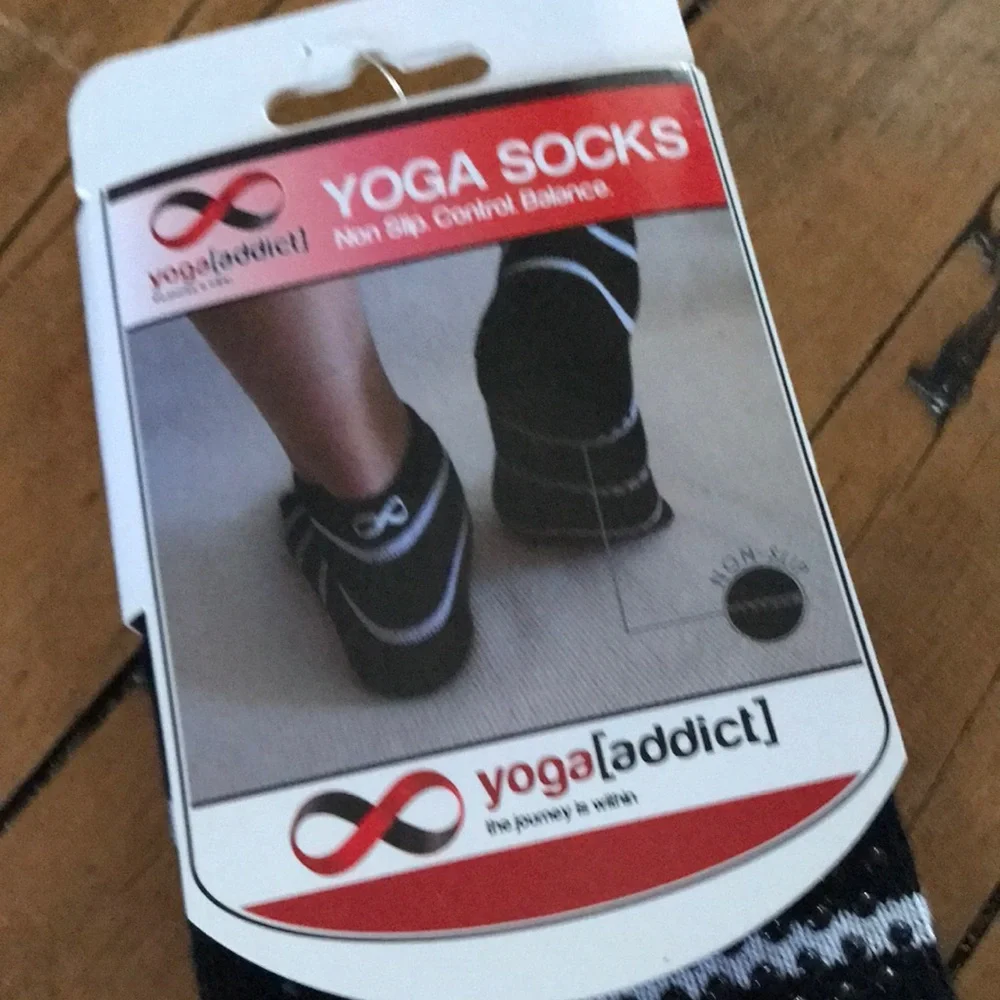 Men’s Black Toe Yoga Socks with‎ White Stripes